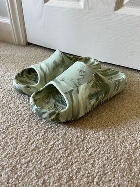 CROCS Green Marble Slide Clogs